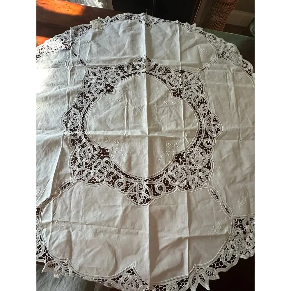 Vintage white, round tablecloth Battenburg lace embroidered floral 42”